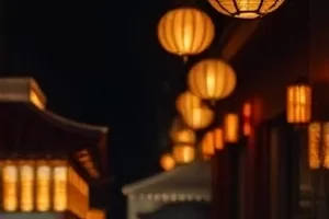 对门邻居短剧封面，门缝与走廊灯光