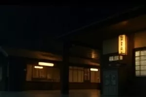 屋檐下的信电影封面，旧信封与窗边光影